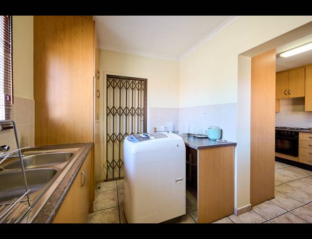 3 BEDROOM TOWNHOUSE FOR SALE IN KYALAMI HILLS